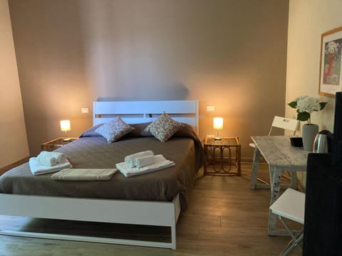 Bed, Photo of the whole room, towels