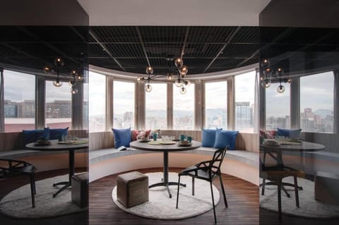 Restaurant/places to eat, Living room
