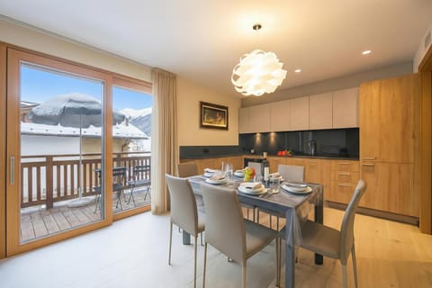 Kitchen or kitchenette, Dining area