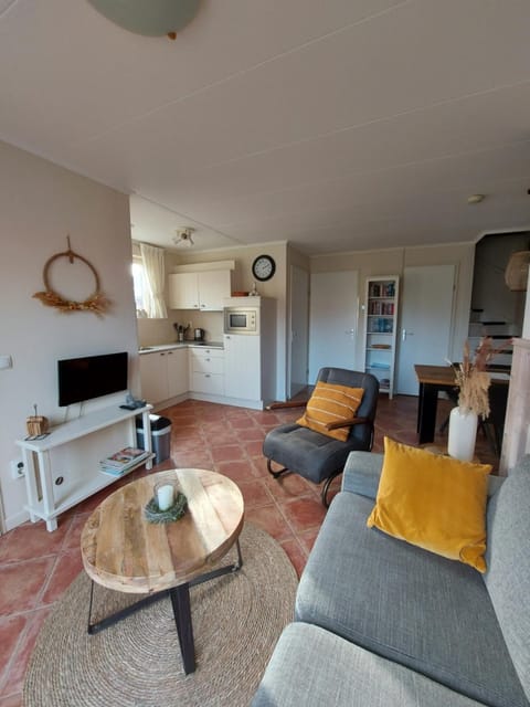 Communal lounge/ TV room, TV and multimedia, Living room, Seating area, kitchen