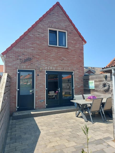 Property building, Day, Garden, Balcony/Terrace