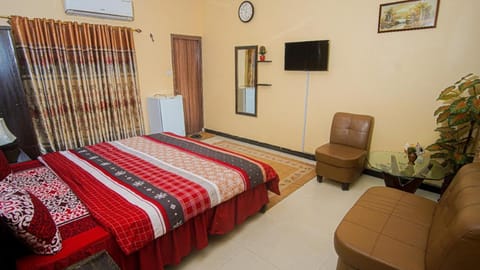 Bed, TV and multimedia, Living room, Photo of the whole room, Seating area, Bedroom, air conditioner