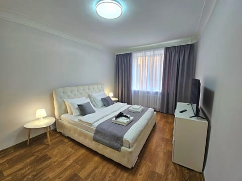 Bed, TV and multimedia, Living room, Photo of the whole room, Seating area, Bedroom, internet, internet, internet, towels