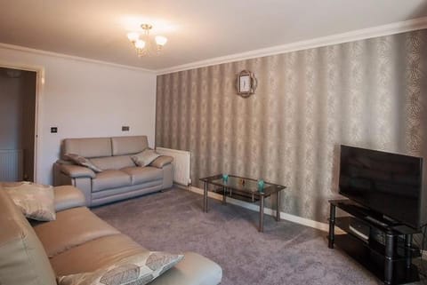 2 Bed Blackburn Village Apt With Wifi & Parking Apartment in Scotland