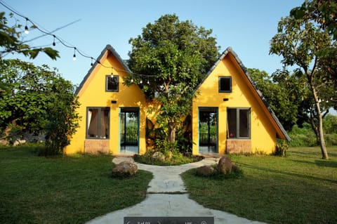 Property building, Spring, Day, Natural landscape, Garden, Garden view