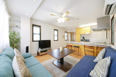 TV and multimedia, Kitchen or kitchenette, Living room, Seating area, Dining area