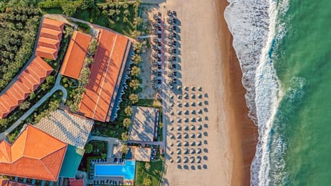 Property building, Day, Natural landscape, Bird's eye view, Beach, City view, Pool view, Sea view, Swimming pool, sunbed