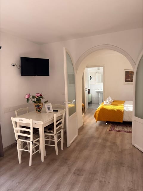 Bed, TV and multimedia, Living room, Photo of the whole room, Seating area, Dining area, Bedroom