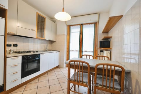 Kitchen or kitchenette, Dining area, minibar, pet friendly, stove
