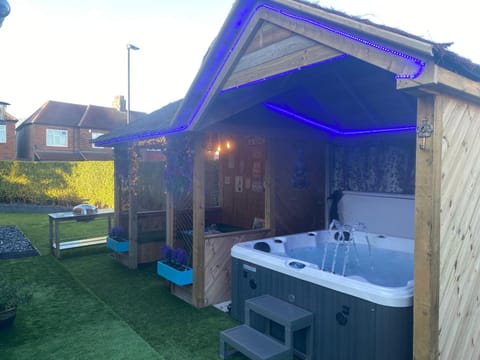 6 Bed-Sleeps 12-Hot Tub-Free Parking-Pet Friendly House in Newcastle upon Tyne