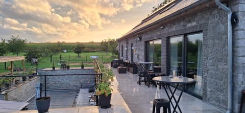 Property building, Garden, Balcony/Terrace, Garden view, Swimming pool