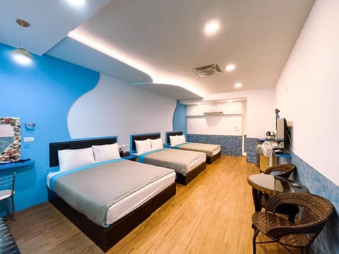 Bed, TV and multimedia, Living room, Photo of the whole room, Seating area, Bedroom, hair dresser