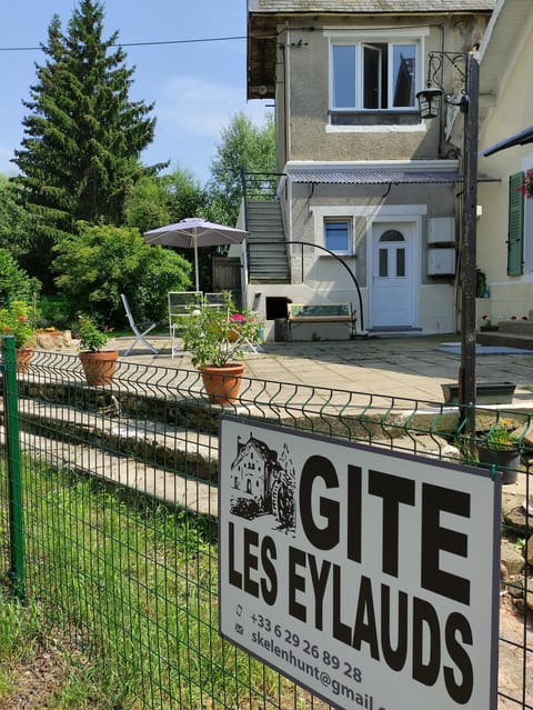 Property building, Patio, Facade/entrance, Property logo or sign, Garden, View (from property/room), Balcony/Terrace, Logo/Certificate/Sign
