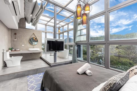 Bed, TV and multimedia, Bedroom
