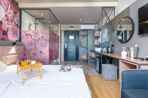 Bed, Bathroom, TV and multimedia, Coffee/tea facilities, Food and drinks, Photo of the whole room, Seating area, Bedroom, Drinks, air conditioner