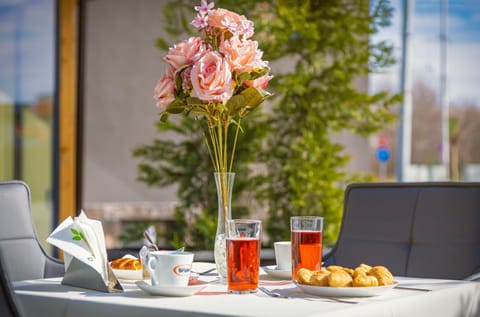 Restaurant/places to eat, Day, Food and drinks, Dining area, Food, Dinner, Drinks