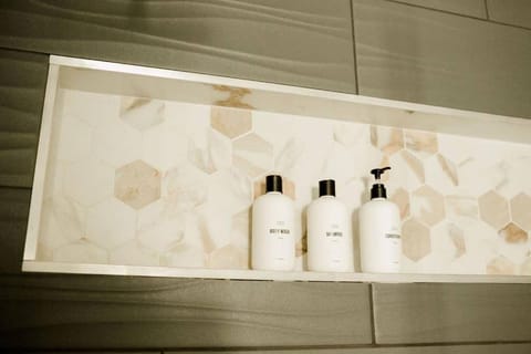 Burnett Cottage - Pine House in Cedar Rapids