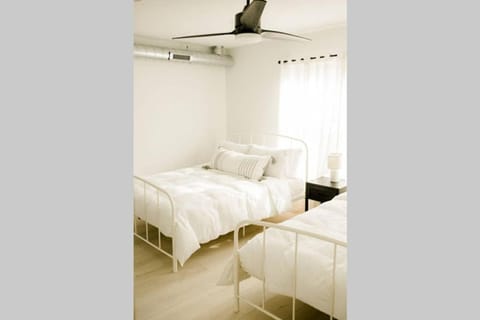 Burnett Cottage - Pine House in Cedar Rapids