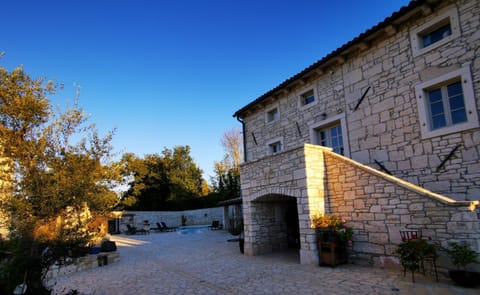 Property building, Natural landscape, Swimming pool, Breakfast, Parking