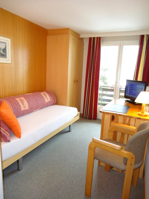 Photo of the whole room, Text overlay