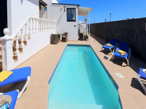Cosy Lanzarote Villa 3 Bedrooms Heated Pool Villa Honey Villa in Puerto del Carmen
