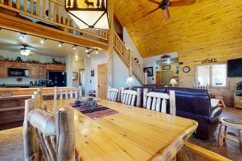 Diamond J's Riverside Retreat House in South Fork