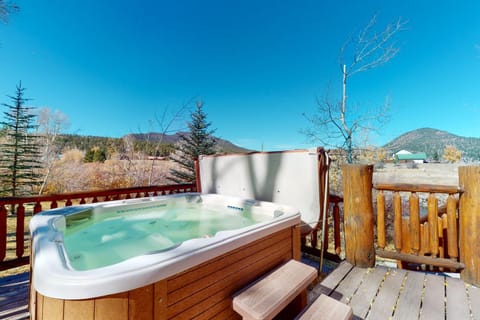 Diamond J's Riverside Retreat House in South Fork