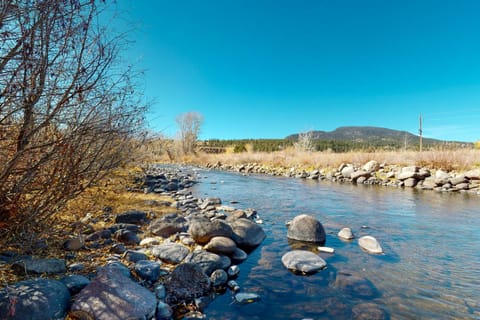 Diamond J's Riverside Retreat House in South Fork