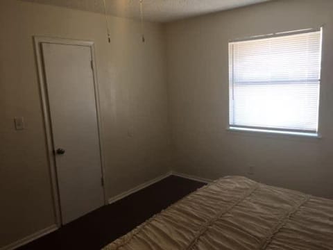 One bedroom close to Fort Sill! Apartment in Lawton