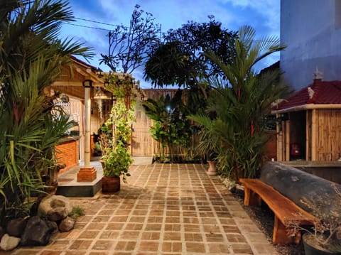 Property building, Day, Garden, Garden view, Area and facilities
