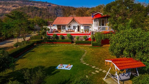 Property building, Spring, Day, Natural landscape, Garden, Garden view, Mountain view, Pool view, Swimming pool, sunbed
