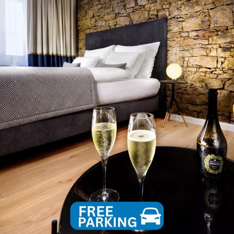 Food and drinks, Photo of the whole room, Bedroom, Drinks, Alcoholic drinks, Parking