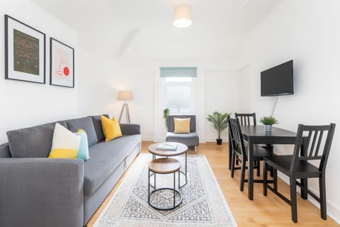 Space For Groups, 10 mins from centre with parking! Apartment in Cardiff