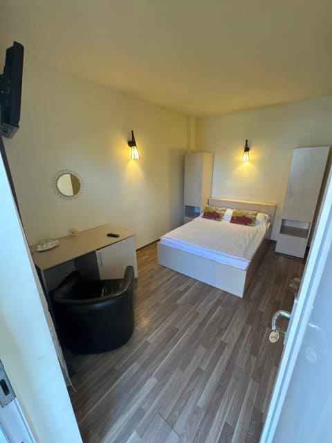 Bed, TV and multimedia, Photo of the whole room, Bedroom, wardrobe