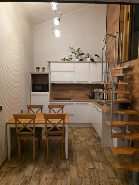 Kitchen or kitchenette, Dining area