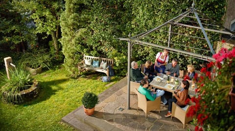 Staff, People, Garden, Balcony/Terrace, Food, Garden view, Dinner, Alcoholic drinks, Non alcoholic drinks