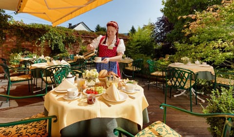 Restaurant/places to eat, Garden, Balcony/Terrace, Food and drinks, Food, Garden view, Continental breakfast