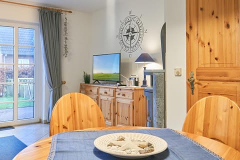 TV and multimedia, Living room, Seating area, Dining area, Food