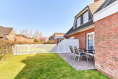 Property building, Garden, Garden view, sunbed
