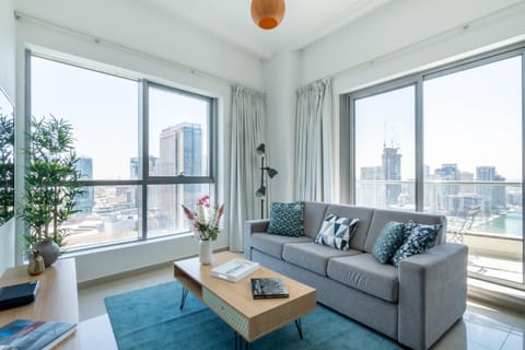 TV and multimedia, Balcony/Terrace, Living room, Photo of the whole room, Decorative detail, Seating area, City view, Lake view, Landmark view, Sea view, Area and facilities, Family