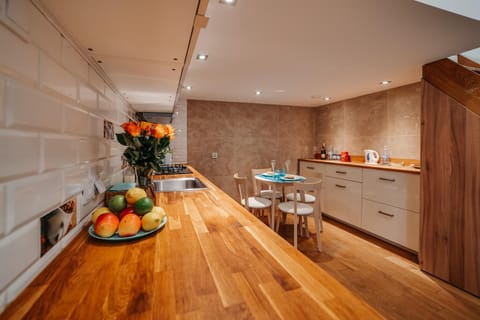 Kitchen or kitchenette, Dining area
