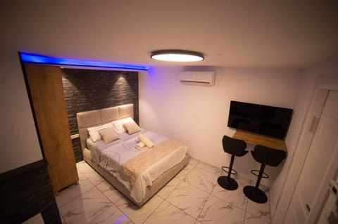Bed, TV and multimedia, Living room, Seating area, Evening entertainment, Bedroom, air conditioner