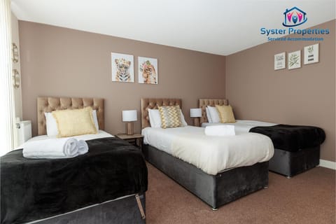 Bed, Photo of the whole room, Bedroom, heating, towels