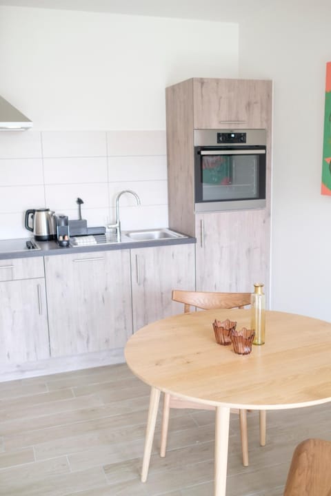 Kitchen or kitchenette, Dining area