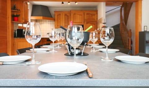 Property building, Dining area, Meals, Meals, stove, stove, kitchen, kitchen