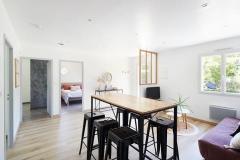 TV and multimedia, Living room, Decorative detail, Seating area, Dining area, Garden view, locker