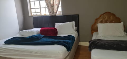 SALAMA LODGE Bed and Breakfast in Cape Town