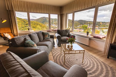 Natural landscape, View (from property/room), Balcony/Terrace, Living room, Seating area, Mountain view