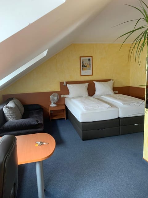 Bed, Photo of the whole room, Seating area