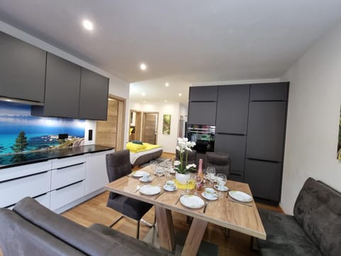 Kitchen or kitchenette, Dining area